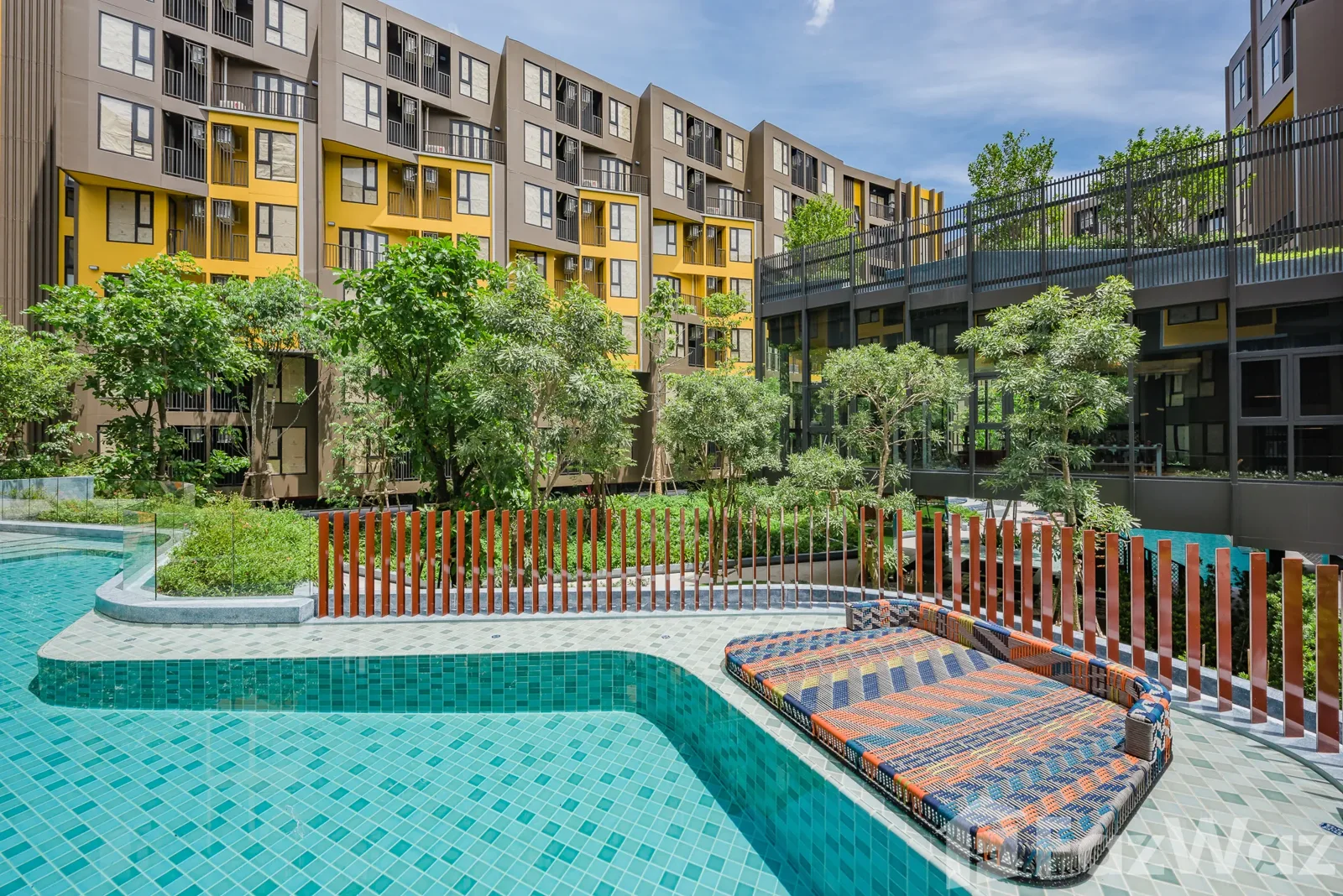 THE BASE Central Phuket · THE BASE Central Phuket · Двор и бассейн