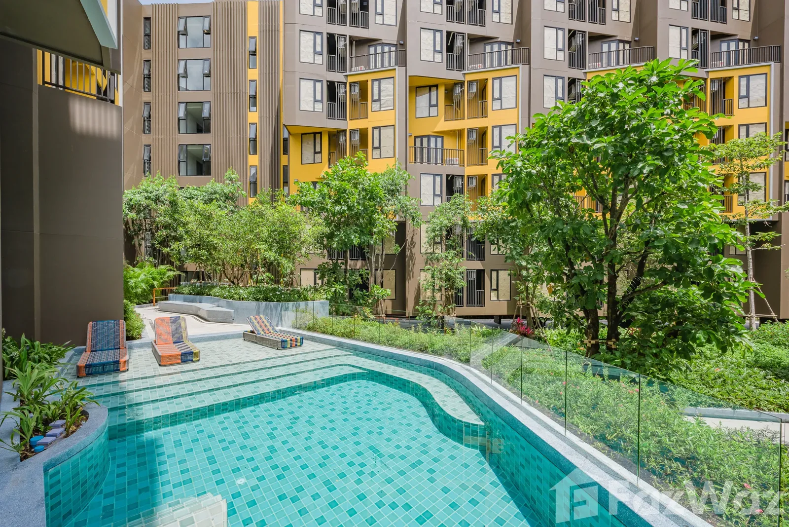 THE BASE Central Phuket · THE BASE Central Phuket · Бассейн и озеленение